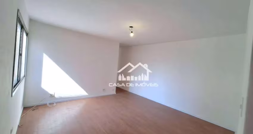 Vende apartamento para reforma, com 68m², 1 vaga e lazer, no Morumbi