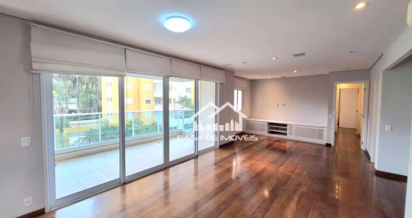 Vende apartamento com 3 suítes, varanda com churrasqueira, em condomínio clube, no Panamby.