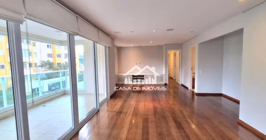 Vende apartamento com 3 suítes, varanda com churrasqueira, em condomínio clube, no panamby.