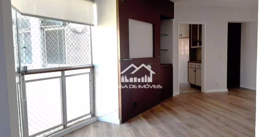 Vende apartamento de 75m², com 2 dormitórios e 2 vagas.