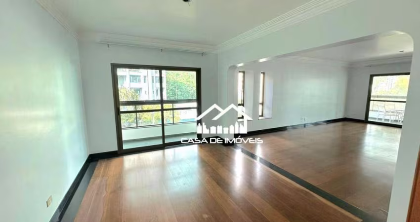 Vende apartamento com mais de 240m², 3 suítes e 4 vagas, no Morumbi.