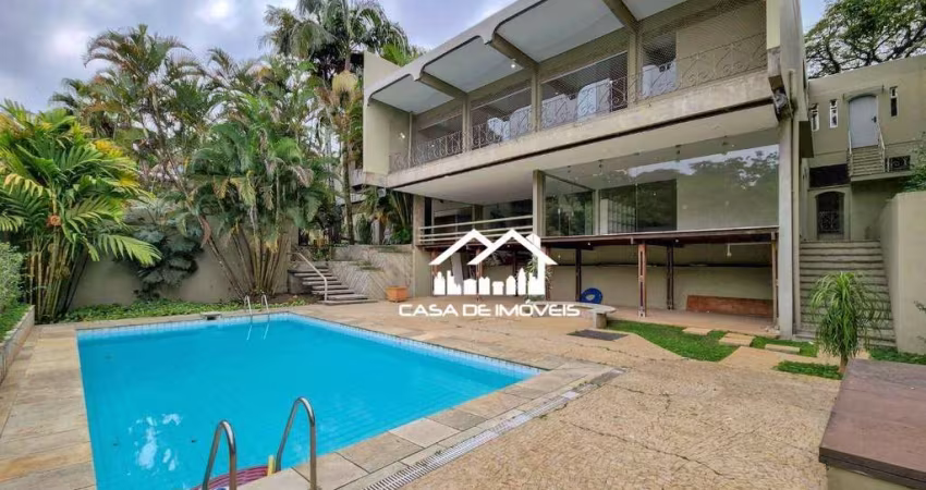 Vende casa em rua fechada de 900m², 5 suítes, 8 vagas, piscina no Morumbi.