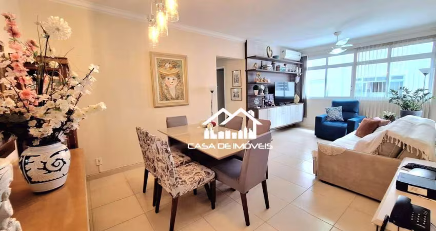 Vende apartamento no Embaré, com 108m², com 2 dormitórios sendo 1 suíte, 1 vaga a 1 quadra da praia.