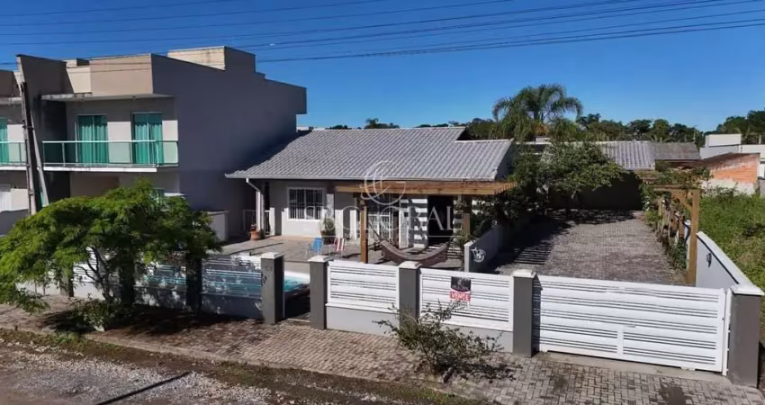 Casa com piscina e terreno de 540m² na barra do saí em itapoá sc