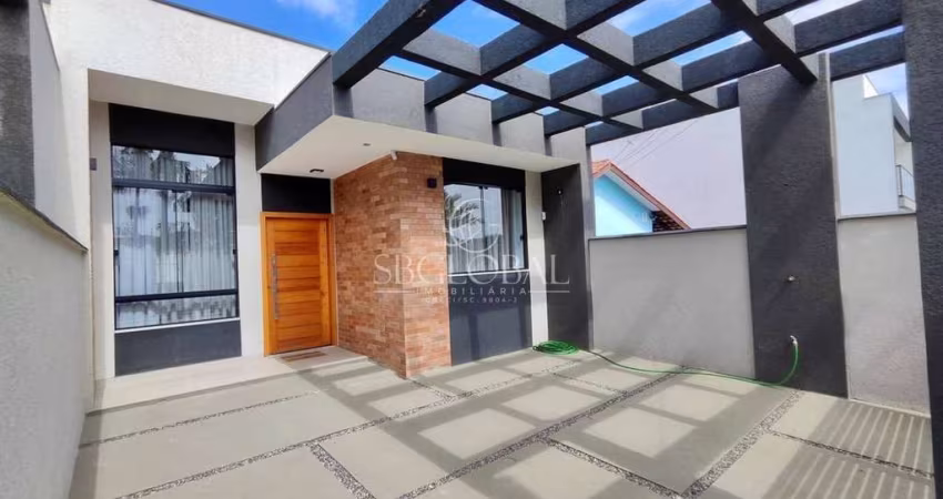 Casa de alto padrão mobiliada no Balneário Rainha do Mar, aceita parcelamento próprio em até 72x