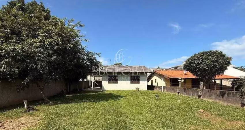 Casa com amplo terreno de 390m² (13x30) á 400 metros da praia no Balneário Volta ao Mundo em  Itapoá SC