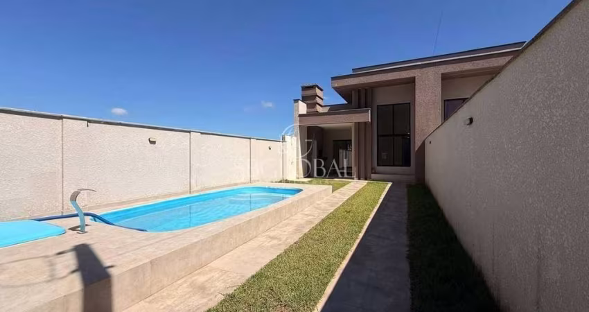 Casa de alto padrão com piscina localizada na Barra do Saí em Itapoá/SC