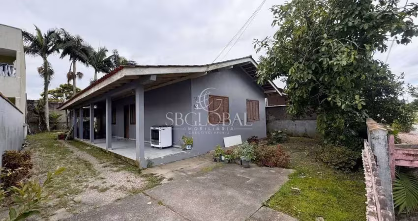 Casa com 04 dormitórios e amplo espaço de terreno, localizada no balneário são josé em itapoá/sc