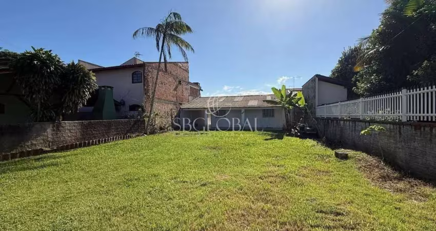 Casa de madeira com amplo espaço de terreno á 450 metros da praia em Itapoá-SC