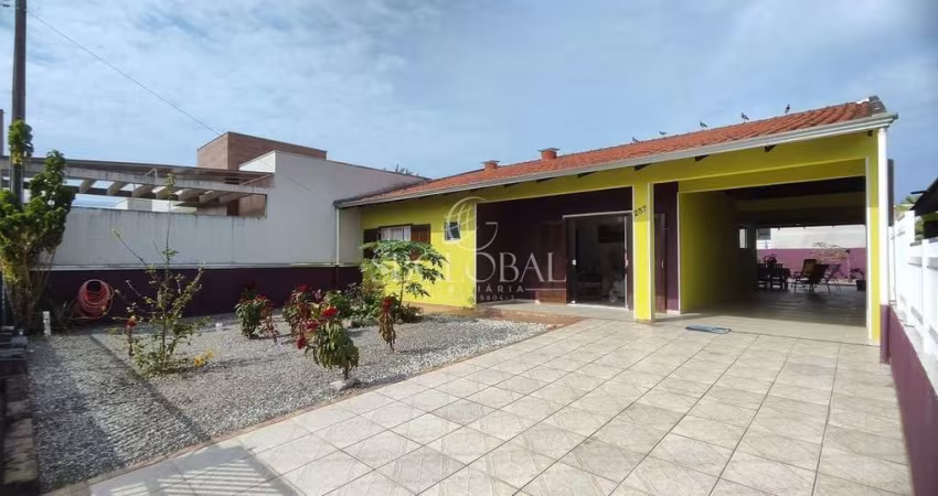 Casa confortável com ambientes integrados na Barra do Saí em Itapoá/SC!