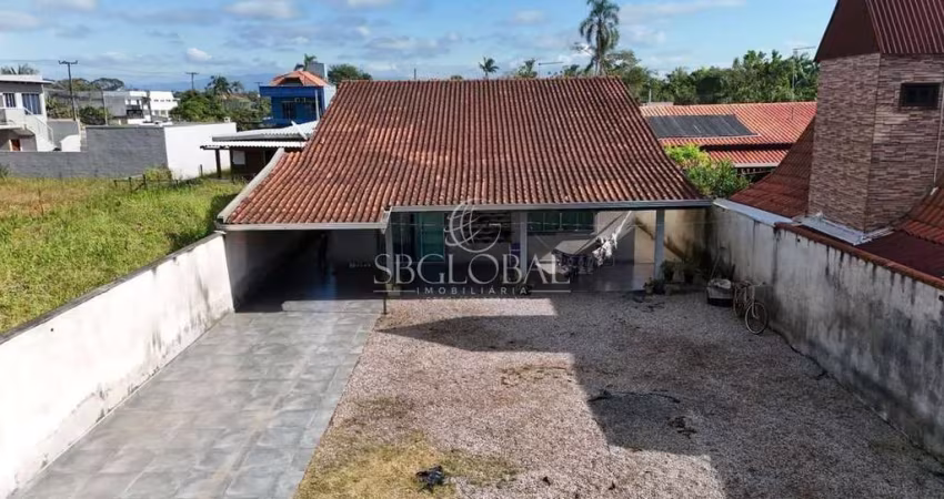 Casa com amplo espaço de terreno localizada no Balneário Saí Mirim  em Itapoá/SC!