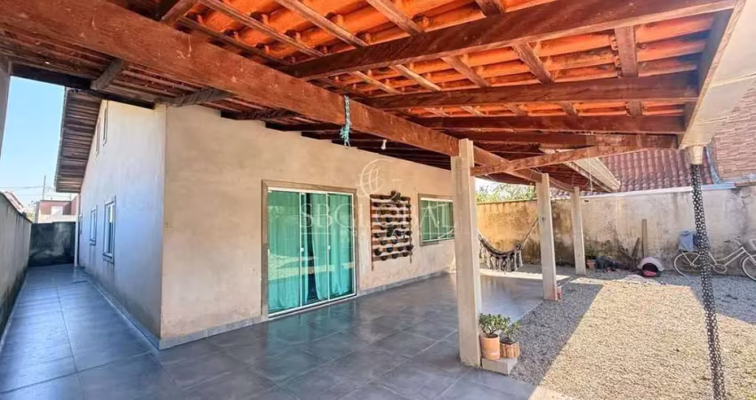 Casa com amplo espaço de terreno localizada no balneário saí mirim  em itapoá/sc!