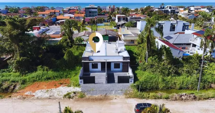 Casa moderna com piscina e 3 dormitórios (2 suítes), na barra do sai em itapoá/sc