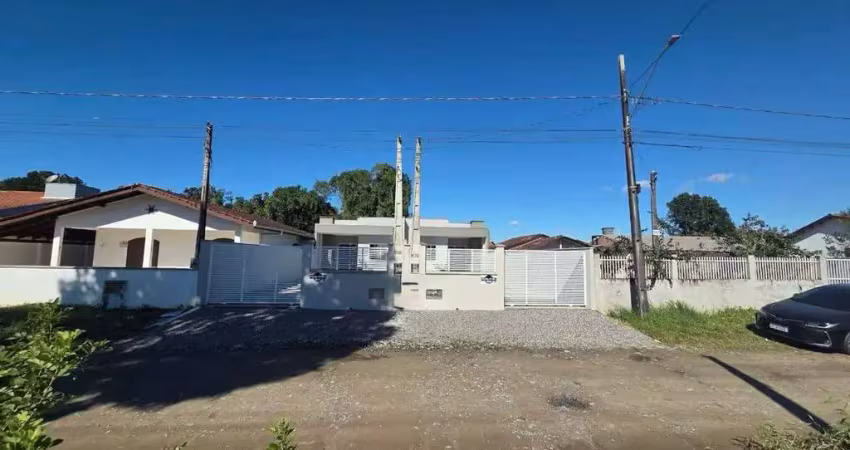 Casa aconchegante com piscina e 03 quartos localizada na barra do saí em itapoá/sc