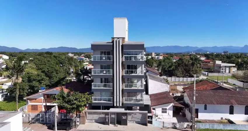 Apartamento mobiliado na região central de itapoá sc, 03 dormitórios e apenas 200 metros da praia