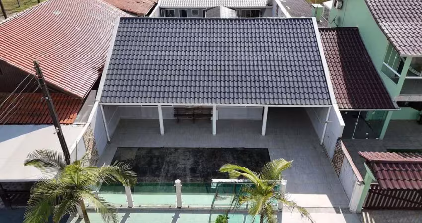 Casa com piscina á 50 metros da praia balneário brasilia em itapoá-sc