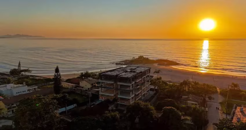 Cobertura duplex com vista para mar e  03 suítes no residencial pedrabella em itapoá-sc