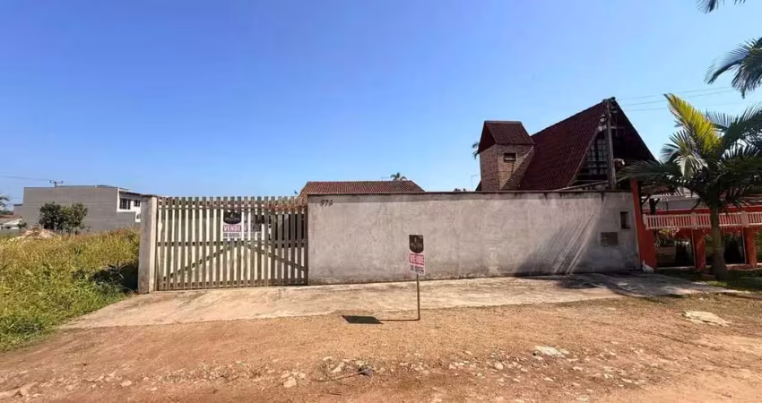 Casa com amplo espaço de terreno localizada no balneário saí mirim  em itapoá/sc!