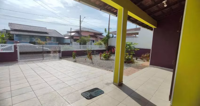 Casa confortável com ambientes integrados na barra do saí em itapoá/sc!