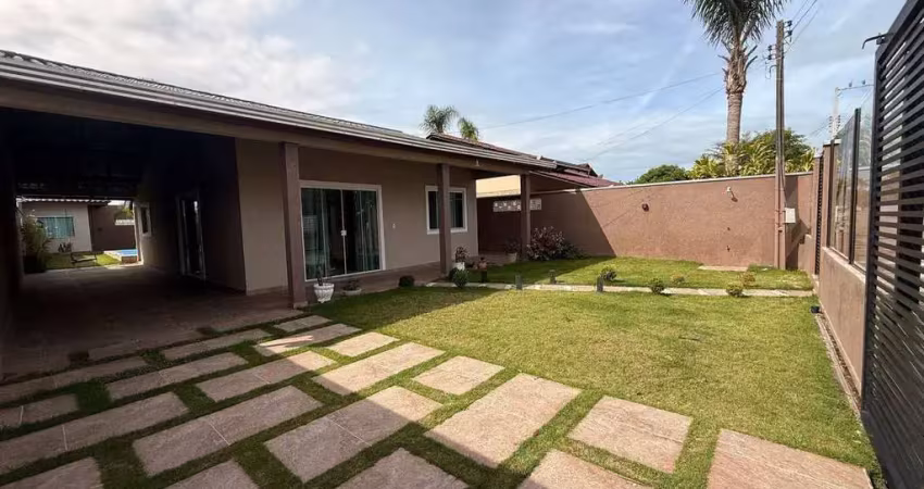 Casa com piscina á 270 metros da praia no balneário rainha do mar em itapoá-sc