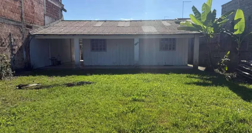 Casa de madeira com amplo espaço de terreno á 450 metros da praia em itapoá-sc