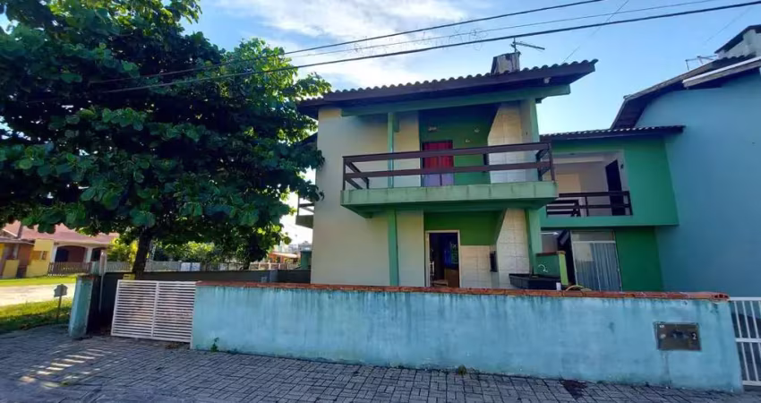 Apartamento a 150m da praia no balneário cambijú, com 02 quartos e terreno espaçoso em itapoá/sc
