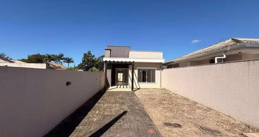 Casa nova localizada no balneário rainha do mar, apenas 480 metros da praia em itapoá-sc