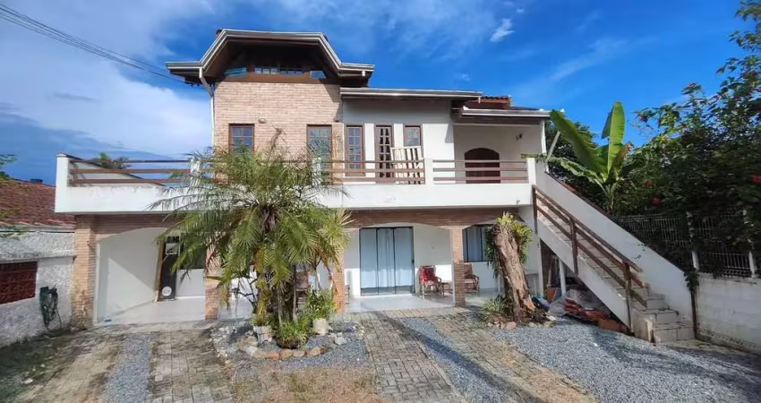 Sobrado localizado no centro de itapoá sc e próximo ao mar