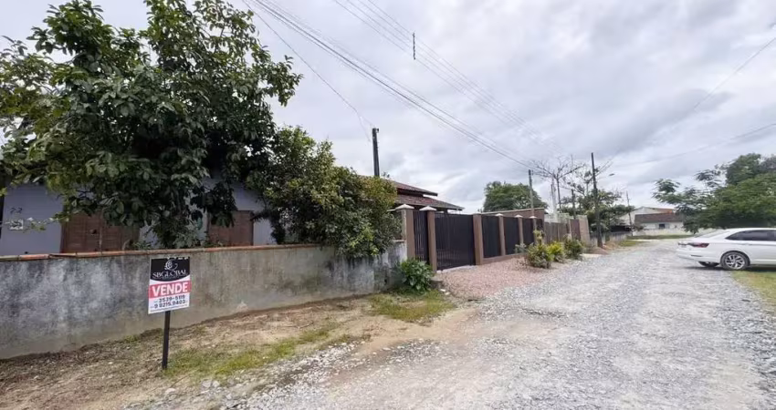 Casa com 04 dormitórios e amplo espaço de terreno, localizada no balneário são josé em itapoá/sc