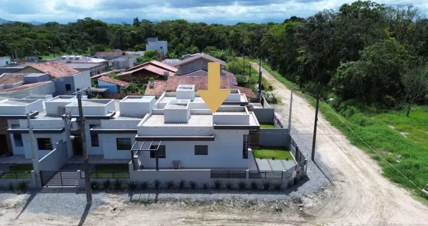 Casa de esquina na barra do saí  com 02 quartos (01 suíte) em itapoá/sc
