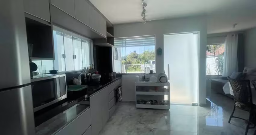 Casa com piscina e 03 dormitórios na barra do saí em itapoá sc. próxima ao mar!