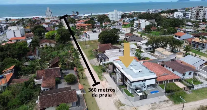 Sobrado com 04 dormitórios e de alto padrão no balneário rainha do mar
