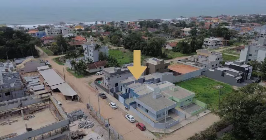 Casa com alto padrão de acabamento, 03 dormitórios e próxima ao mar