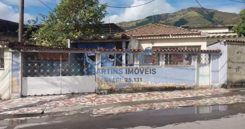Casa antiga com excelente estrutura, três quartos e garagem