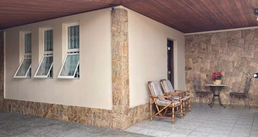LINDA E ESPAÇOSA CASA COM EDÍCULA