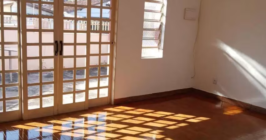 VENDO CASA DE ESQUINA ILUMINAÇÃO NATURAL!!