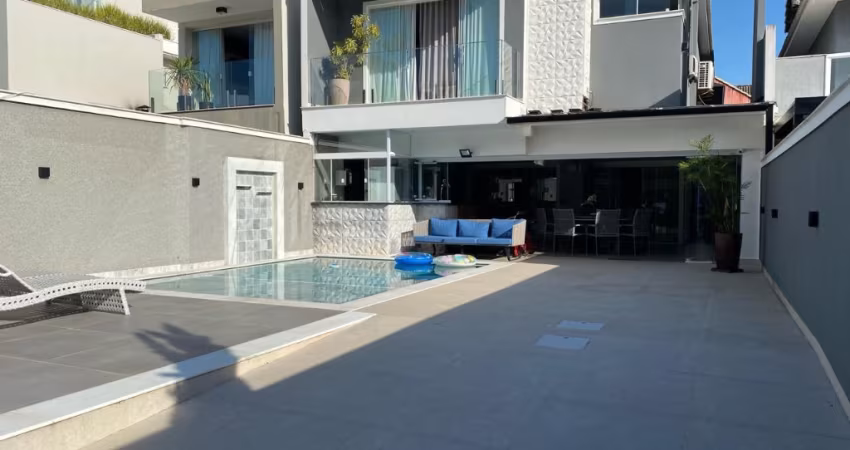 Condomínio Blue house ,  Linda casa na região mais desejada da Barra da tijuca , casa com 4 quartos , 2 suítes , closet , hidromassagem, piscina e muito mais.