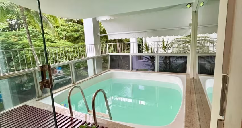 Apartamento claro, arejado, em frente à praia da Barra da Tijuca em condomínio tradicional do bairro.
