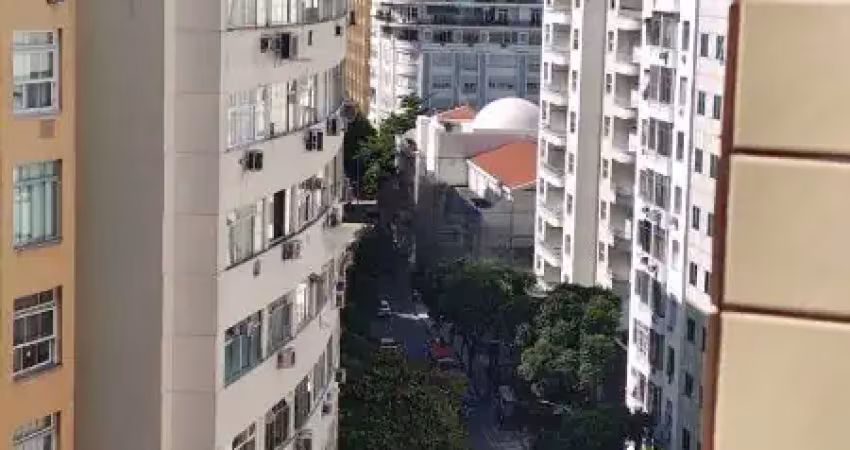 Viva o charme do alto em copacabana, bom para morar e ótimo para investir.