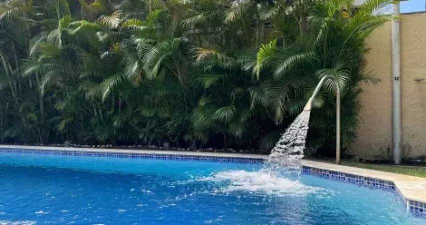 Casa mobiliada com piscina e área gourmet em condomínio fechado!