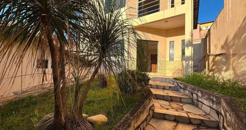 Casa com 3 dormitórios à venda, 245 m² por R$ 570.000,00 - Vila Verde - Varginha/MG