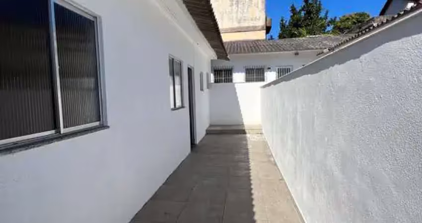 Alugo casa aconchegante com 1 quartos dentro de uma pequena vila com apenas 3 residências, localizada na curicica – rio de janeiro.