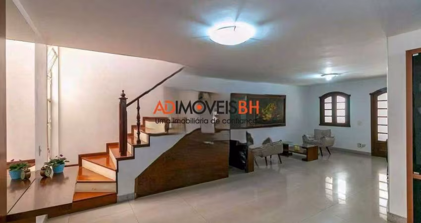 Casa residencial de 2 pavimentos com área construída de 306m², 05 quartos, 01 suíte, espaço gourmet, na Serra