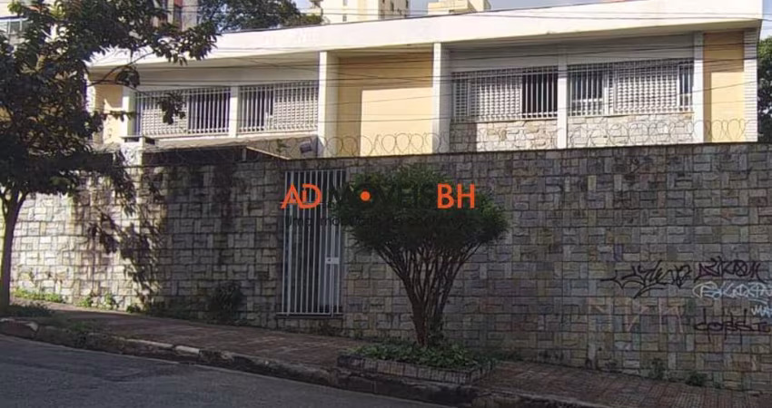 Casa de esquina com área construída de 321m², com habite-se, 04 quartos, 01 suíte, 04 vagas, na Serra