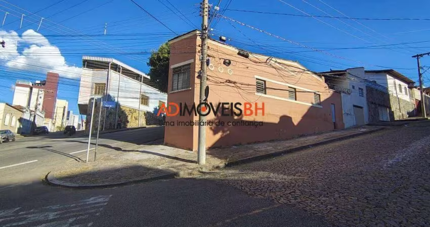 Casa de esquina com área construída de 88m², com 03 quartos, 01 vaga de garagem, excelente localização no bairro Floresta