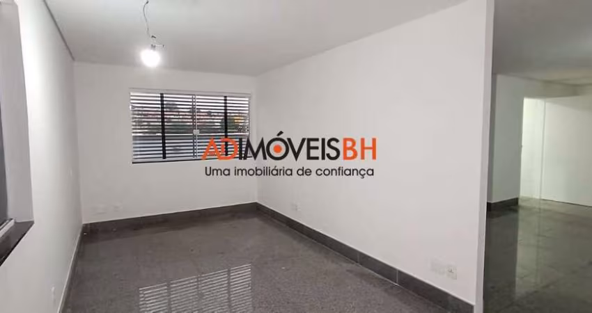 Casa com habite-se com área de 220m², com loja de 60m², 04 quartos, 02 suítes, 06 vagas de garagem, no Cachoeirinha
