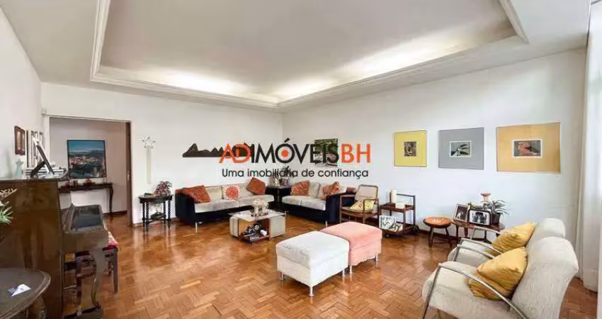 Casa triplex de aproximadamente 320m² à venda – 7 quartos, 3 suítes e 6 vagas – serra.