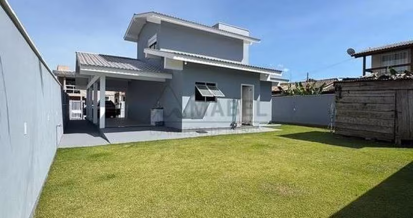 Casa moderna e espaçosa com suíte e quintal amplo