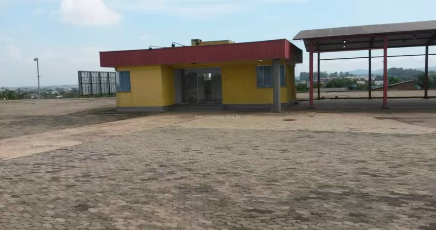 Pavilhão com 700m² de Área Construída e Amplo Pátio de 9000m² para Locação