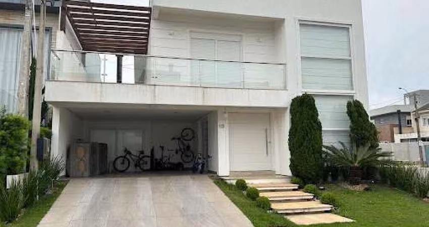 Residência Exclusiva em Condomínio Fechado - 3 Suítes, Closet, e Espaço Gourmet